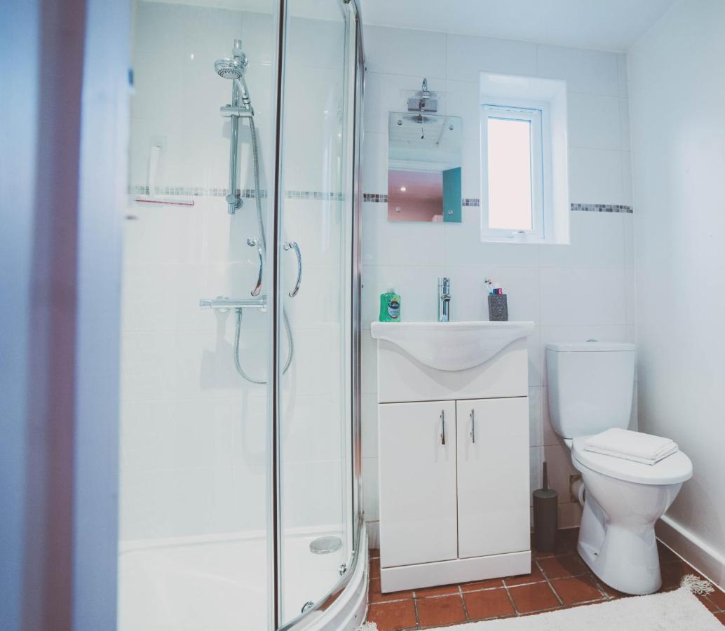 Cosy 5Bed 2Bath Well Equipped House In Coventry City Near Amenties Makes Great Digs, Wi-Fi, On Street Parking, Smart Tvs In Rooms, Coop Shop 2Mins Walk Екстериор снимка